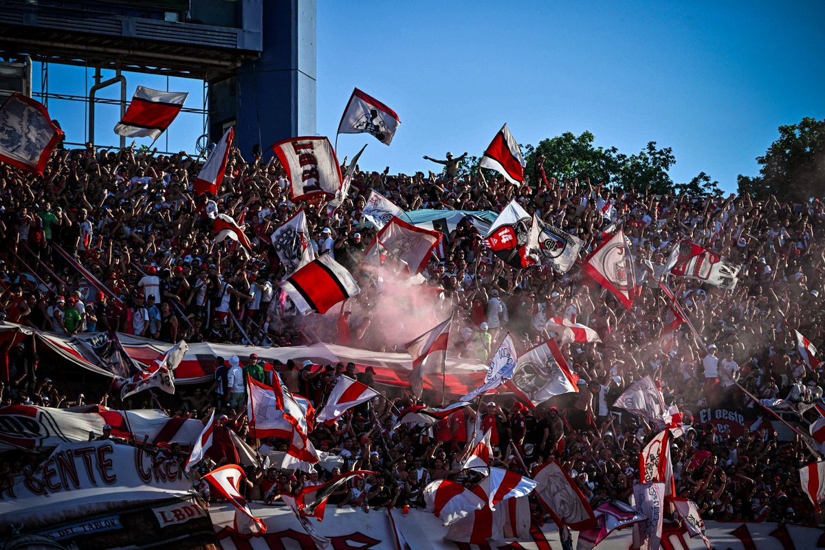YA SE ACERCA NOCHEBUENA
YA SE ACERCA NAVIDAD
ACÁ NO HAY BANDERAS NEGRAS 
Y LA HINCHADA NO SE VA.