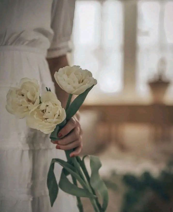 .
.
.
.
.
.
ومن يرسم لنا البسمة مع أطلالة الصباح
يستحق أن نهمس لقلبه صباحنا بك أجمل🩶