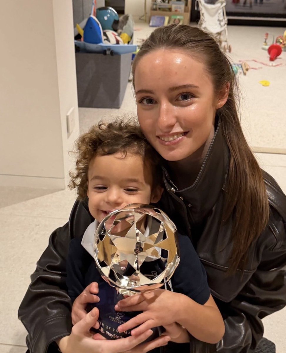 InformaTreize's tweet image. ❤️ Madame et fiston Greenwood posent avec le trophée d’homme du match de Mason. #TeamOM