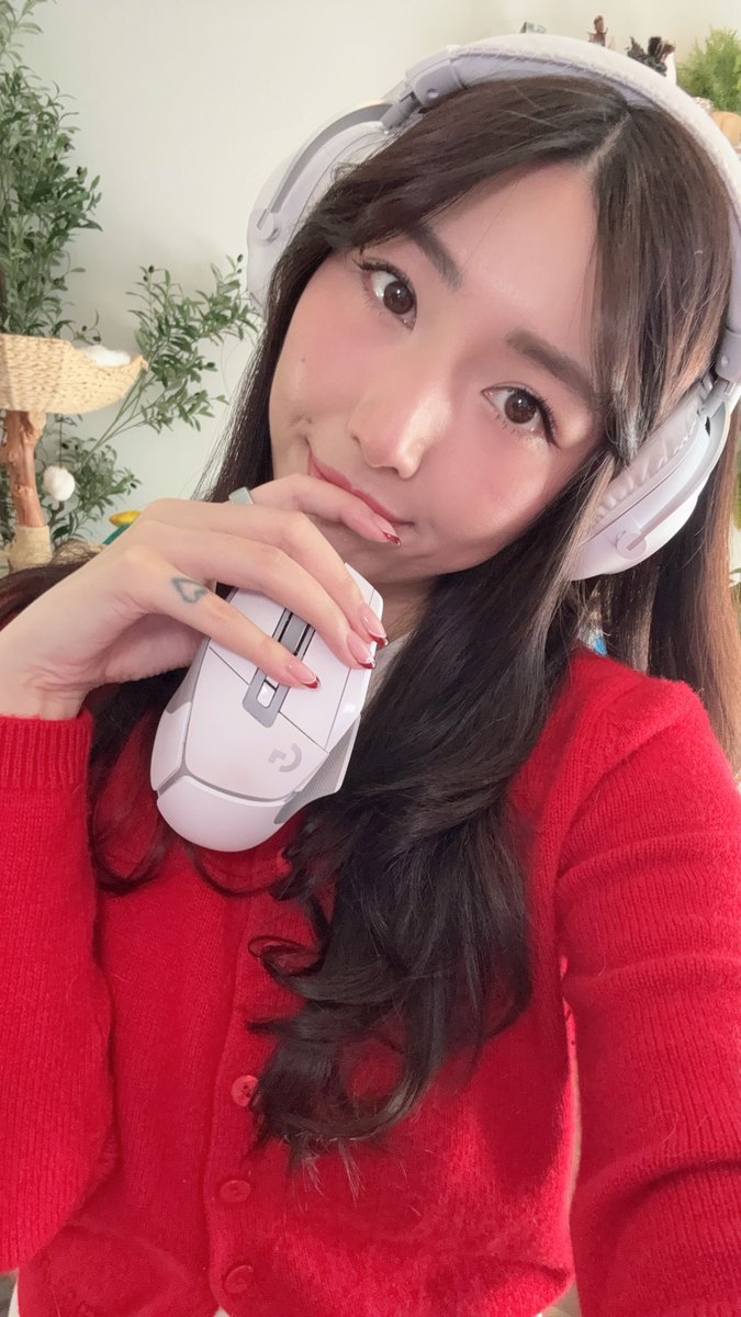 I LOVE the holidays and I’m grateful to <a href="/LogitechG/">Logitech G</a> for the chance to giveaway a PRO Series bundle!🎄
🗓️ Enter by 12/30
👉 gleam.io/8h7Yj/xchocoba…
🎁 Get 10% off Logitech G gear 
 logi.gg/xchocobars
Wishing you a warm holiday season ❄️✨

#LogitechGPartner #TisTheSeasonToPlay