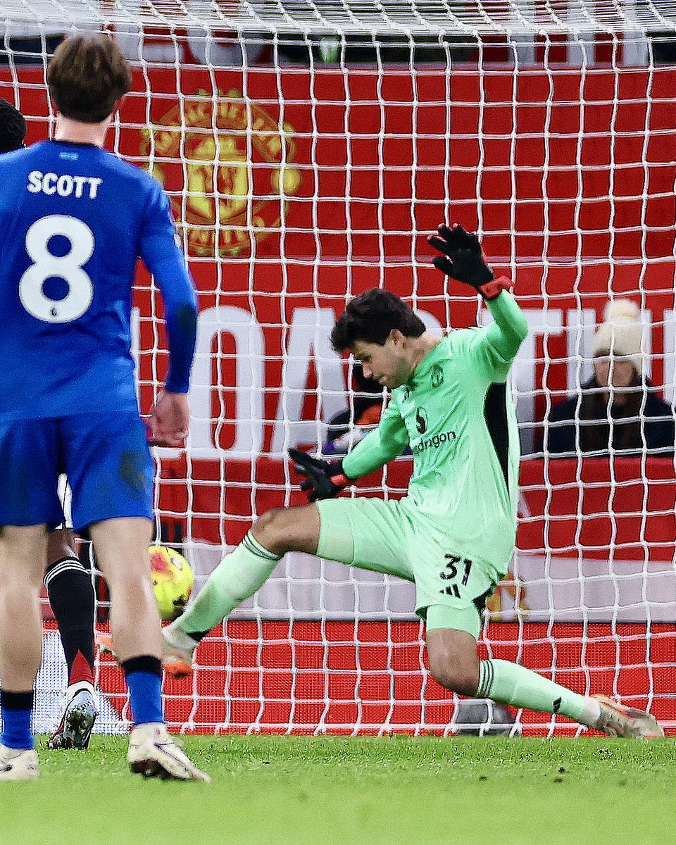 RedArmyBrasil's tweet image. 41 anos de um recorde que o Manchester United AINDA não conseguiu derrubar, depois de tantos derrubados nos últimos 13 anos.

Este, salvo por Senne Lammens.