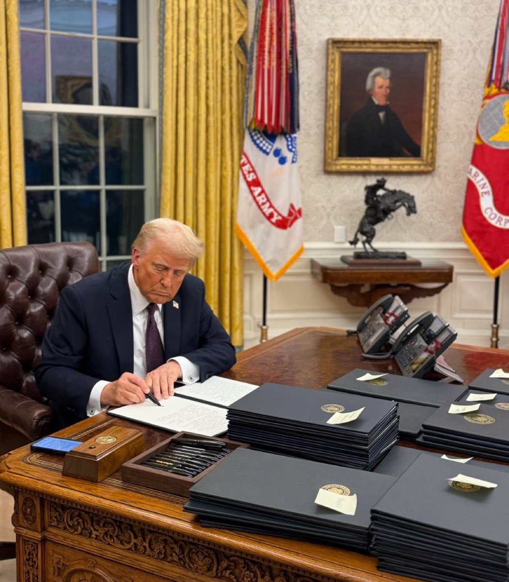 Jiessie123's tweet photo. Would you support President Trump abolishing all income Tax for people making less than $200k ? https://t.co/uB58V4cDJL
