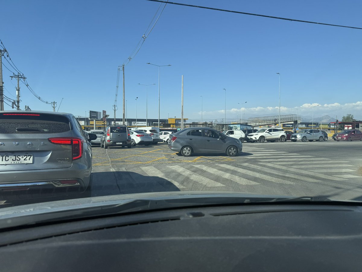 veneneli's tweet photo. Atrapados en la autopista @Vespucio_Norte desde Enea dirección Maipú, pero el tag funciona perfectamente, ¿cuando habilitan el paso sobre nivel de Claudio Arrau?
@MTTChile https://t.co/Ir0CXUnyYo