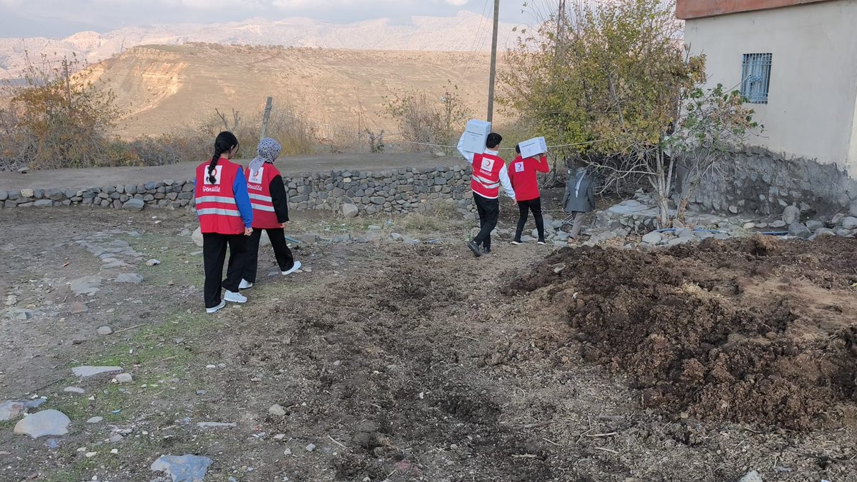 İdil Ziraat Fakültesinde okuyan gönüllü öğrencilerimizle birlikte ilçe merkezi ile Gabar Dağı eteklerindeki

📍Sulak
📍Elcani
📍Harbak
📍Yuvalı köylerini ziyaret ederek 17 ihtiyaç sahibi ailemize gıda kolisi teslim ettik.

<a href="/ramazansaygili1/">Y. Ramazan Saygılı</a> 
<a href="/nurdaldurmus/">Nurdal Durmuş</a> 
<a href="/MehmedAkdeniz/">Mehmet AKDENİZ</a>