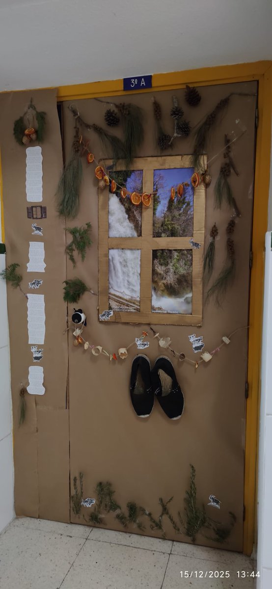 Dentro del concurso de decoración de puertas navideñas, ésta ha sido realizada por el grupo de Curso de Acceso a Grado Medio y la profesora Rebeca.
Muy original y basada en un poema de Miguel Hernández. #educacionadultos