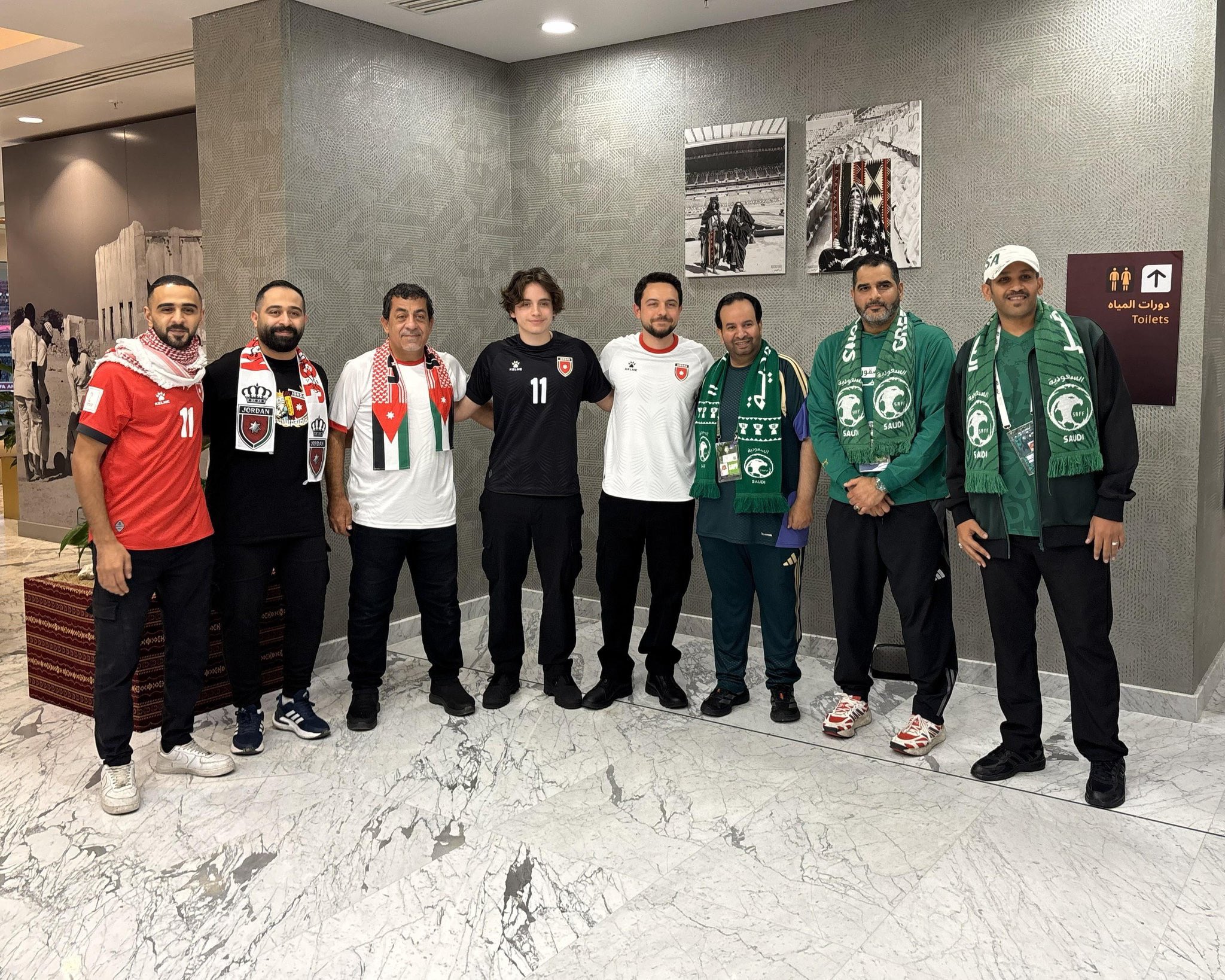 عاجل|| سمو الأمير الحسين بن عبدالله الثاني ولي عهد الأردن يلتقي رابطة مشجعي المنتخبين السعودي والأردني قبيل مباراة نصف النهائي التي تجمع البلدين الشقيقين على استاد البيت في قطر ضمن نصف نهائي بطول كأس العرب 2025 