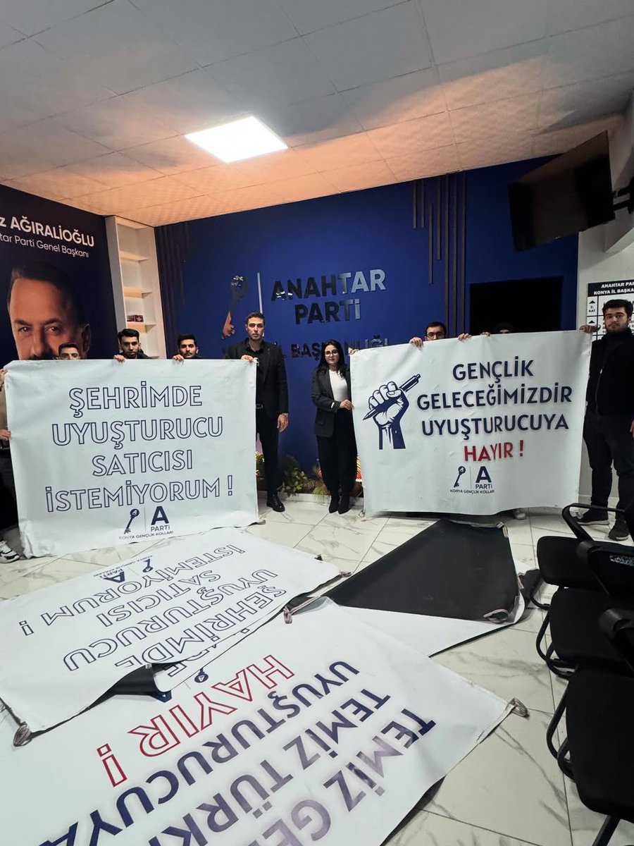 42anahtargenc's tweet photo. Genel Başkanımız Sayın Yavuz AĞIRALİOĞLU’nun bugün basın toplantısındaki açıklaması olan “Evlatlarını madde bağımlılığından kurtaramayan bir milletin geleceği olmaz.” sözüyle birlikte tüm Konya’da UYUŞTURUCUYA HAYIR ! pankartlarımızla sahadayız. https://t.co/BRQihFmgcC