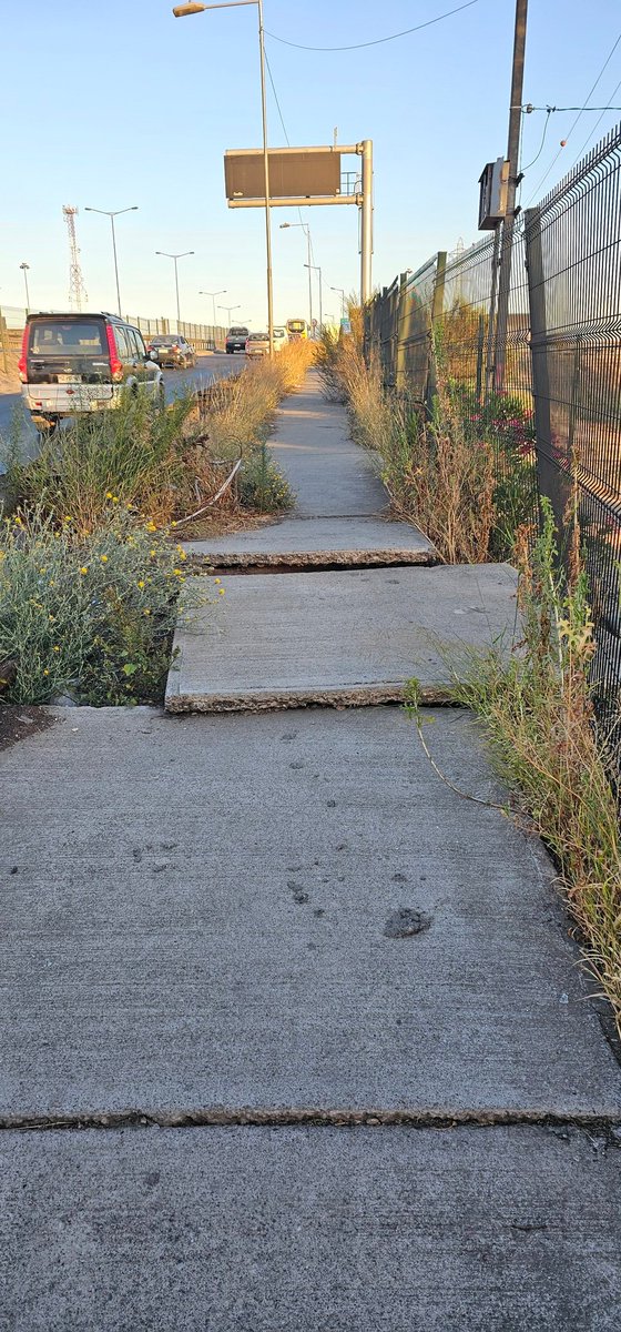 Pacorbe's tweet photo. @Muni_Maipu @Vespucio_Sur  Buenas tardes a quien le corresponde reparar este paso peatonal, esta muy peligroso, retiraron un arbol y dejaron sobre puesto el cemento,  caletera americo  vespucio frente a central de paso... https://t.co/OLwMYrbog1
