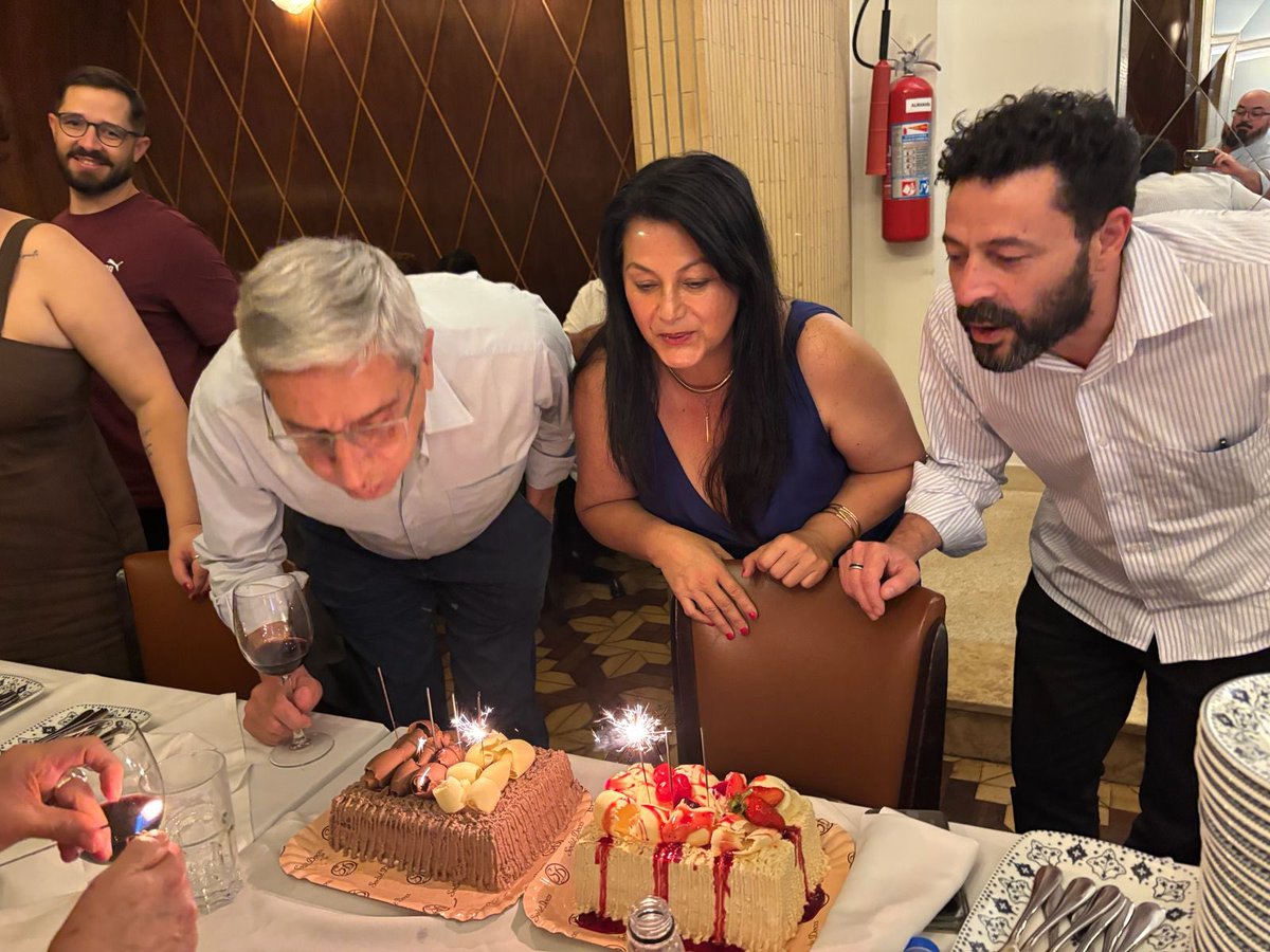 Confraternização da Grabois para encerrar o ano com orgulho do trabalho coletivo que realizamos e com energia renovada para os desafios que 2026 nos trará. Mesa cheia, boa conversa e um parabéns especial aos que aniversariaram nos últimos dias.