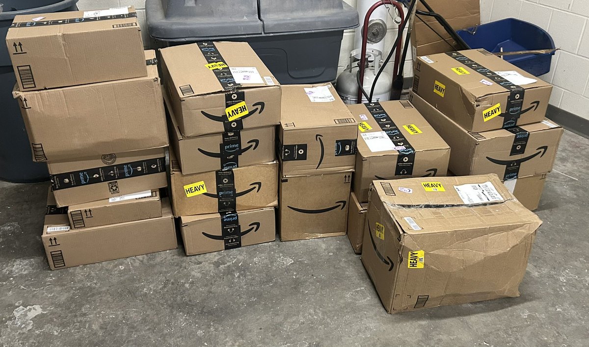 HannabillLecter's tweet image. This is our loading dock this afternoon at our middle school. We are way behind on our food drive…enter #BillsMafia   Love and appreciate our fanbase.