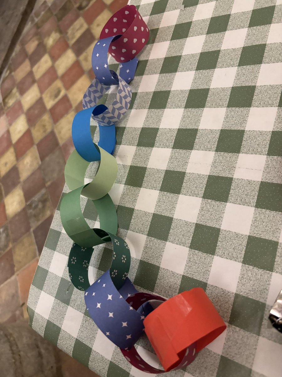 Sacramentrix's tweet photo. Wonder Club yesterday
#GodlyPlay story:
The Mystery of Christmas.
Then paper chains, angels and fruity christingles were constructed.
My favourite was the paper chain with 10 links: someone - intentionally - did a rosary decade as their chain!
Hail Mary, indeed! https://t.co/zxaPOas7Ke