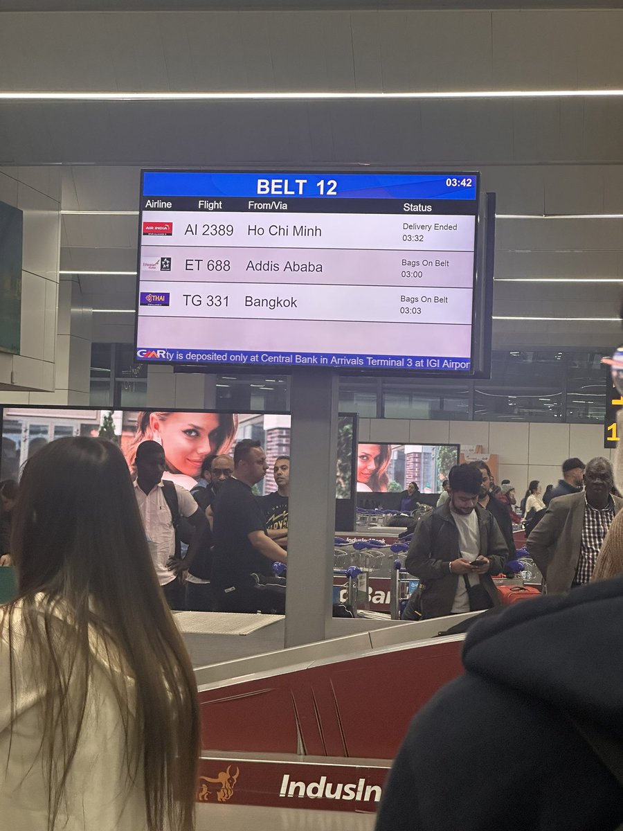 Kabir_Crashing's tweet photo. Poor baggage management at T3 International, Delhi. Long delays and no clear communication. Very disappointing experience. 3 flights on one belt seriously you need to wakeup.  2hrs already and no baggage. 
@DelhiAirport @MoCA_GoI @DGCAIndia https://t.co/z2HKJINfyv