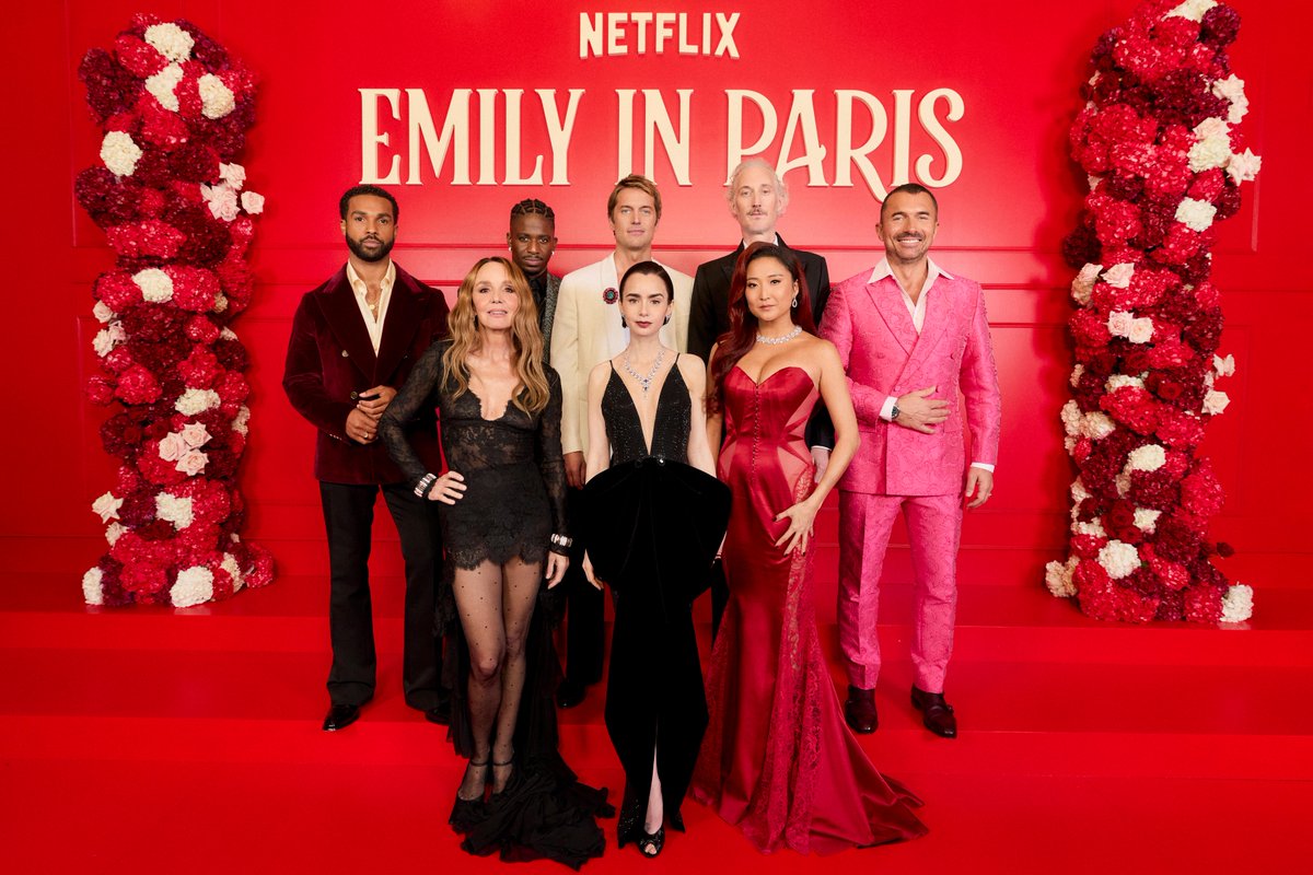 netflix's tweet photo. Voilà! Emily is in Paris 💕 https://t.co/OEKhsokI1x
