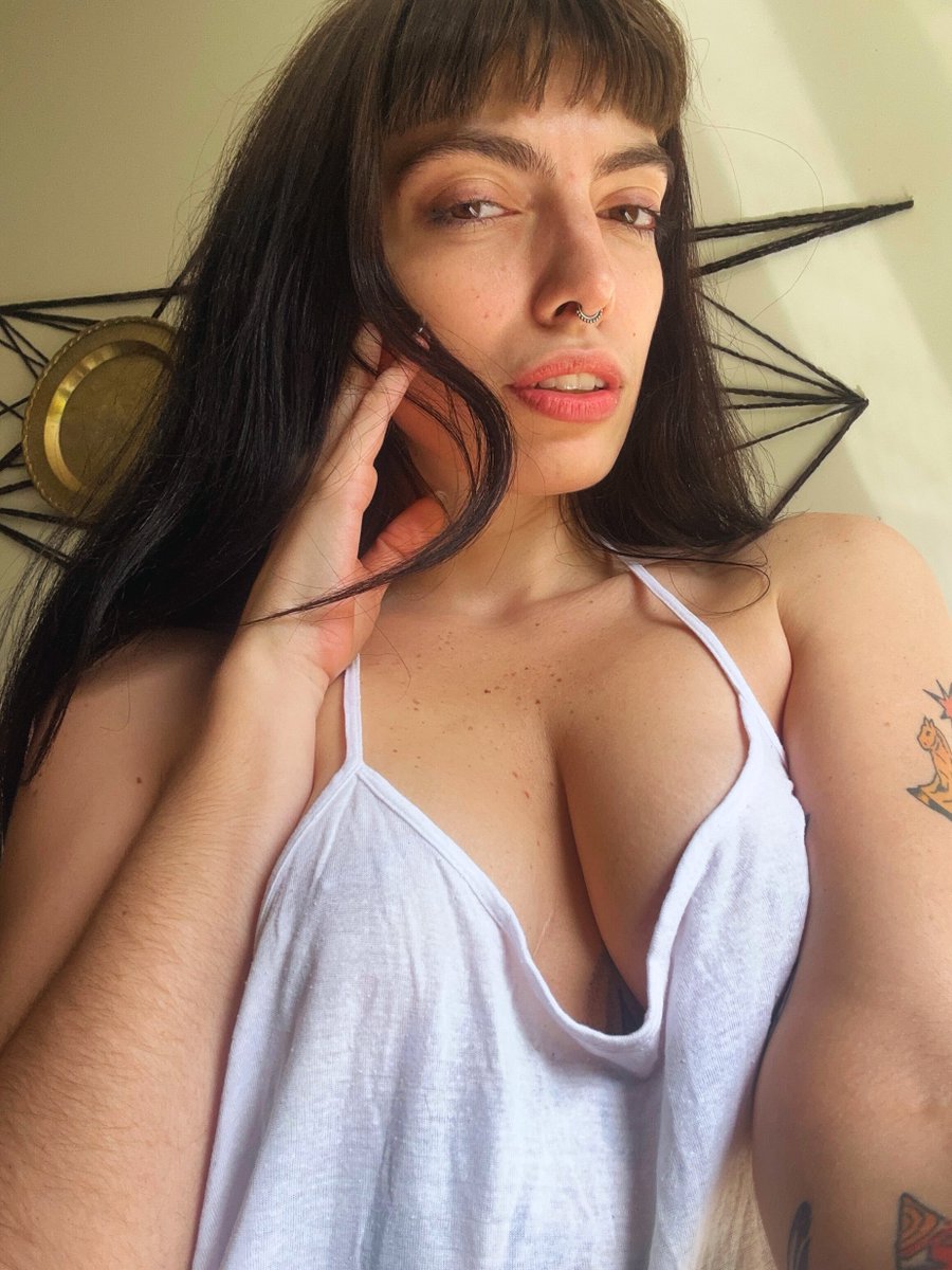 lizzydavv's tweet photo. Who wants to make my phone buzz next https://t.co/Qgy2d2IbUg