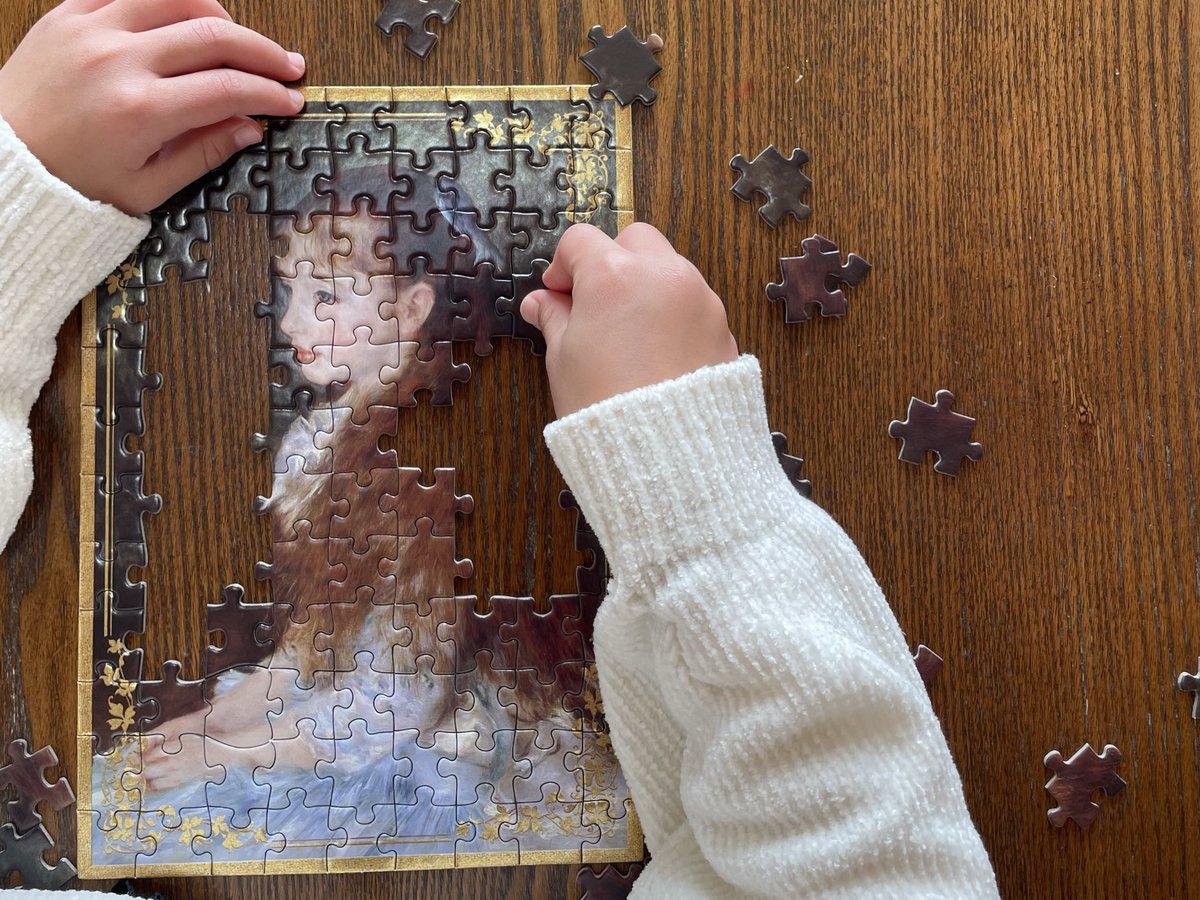 heheherorin's tweet photo. ジグソーパズルのアップルワン@appleone_puzzle 様

『きらめく名画ジグソーパズル』のモニターに当選です🎁

「イレーヌ・カーン・ダンヴェール嬢の肖像」
7才の娘がチャレンジ！

繊細な光をまとう名画、とても美しいです✨
気に入って、何度も何度も挑戦しています🧩
#APPLEONE #きらめく名画パズル https://t.co/8NS3BuRRuT