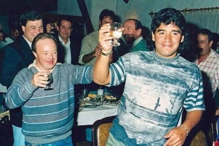 A comienzos de los ‘90, lejos del ruido y las cámaras, Diego Maradona y su familia eligieron veranear en el pequeño balneario "Marisol", en la costa bonaerense. 
Estaba suspendido por doping y no podía jugar ni siquiera partidos a beneficio. Pero cuando lo invitaron a colaborar