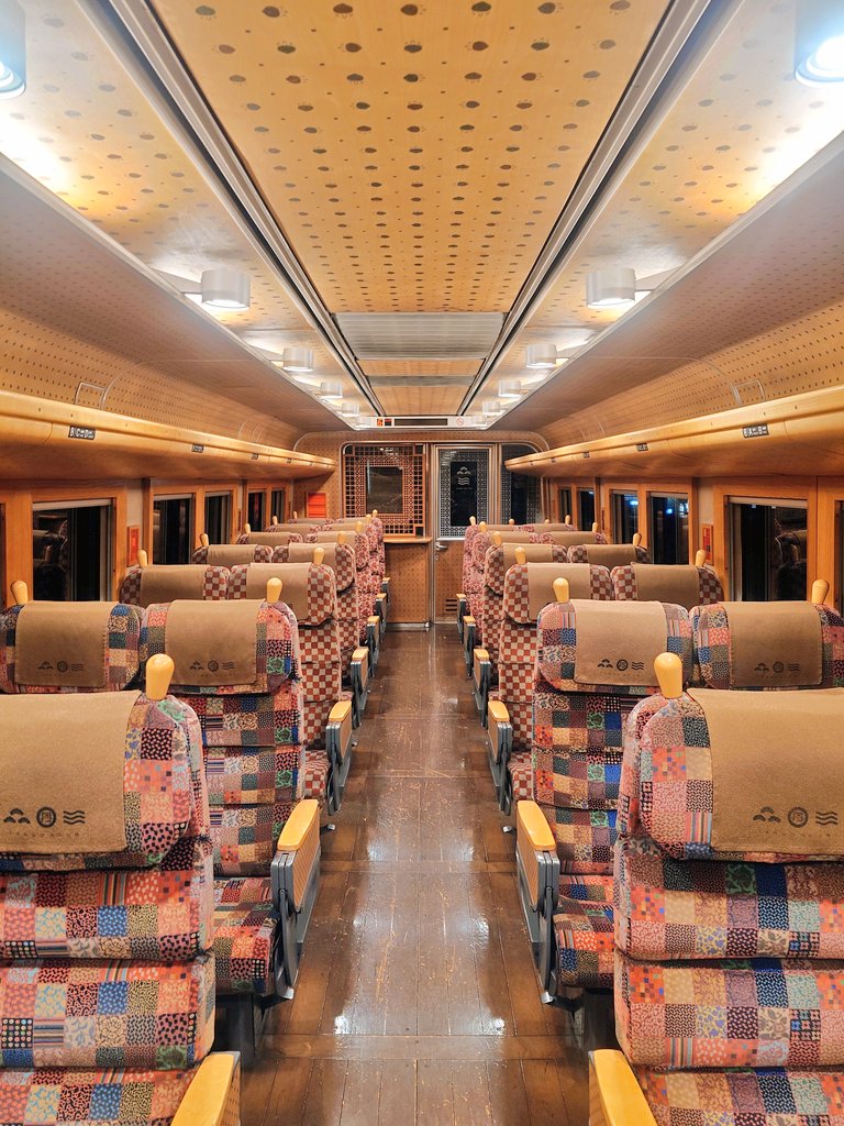 cotoricoro's tweet photo. 京都から舞鶴まで乗車した「丹後の海」
こんなにも美しい列車は初めて！
テーブルも窓枠も何もかも木材仕様
木だいすき！
ロールスクリーンまでも木材で
海苔巻き 巻けそうだったな https://t.co/82IFcJRGFf