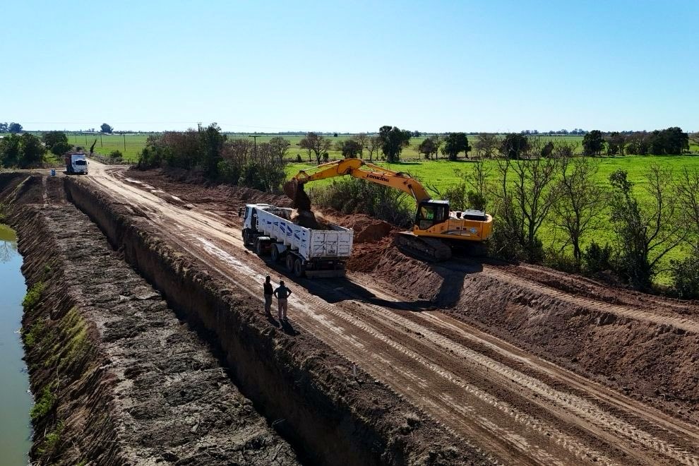gobdecordoba's tweet photo. 🚧💧 Entramos en la etapa final de la readecuación del Canal Mayor de #Morteros, una intervención estratégica para optimizar el sistema de drenaje en el extremo noreste provincial.
🏗️ Con una inversión superior a los $1.400 millones, el proyecto comprende la limpieza integral y el desmalezado de los casi 18 kilómetros del canal, eliminando obstrucciones que dificultan el flujo normal del agua.
🤝 Esta #obra es fundamental para una zona de intensa actividad agrícola y lechera, protegiendo la producción ante las inundaciones históricas.
Más información 🔗 https://t.co/mfpCkjS3Ha
#SeguimosHaciendo #CórdobaNoPara