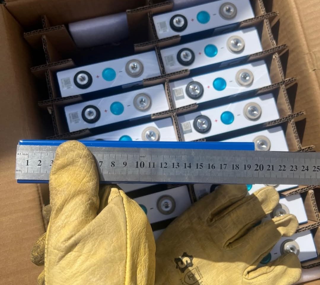 В коментарях просять ще заміряти відстань між центрами клем