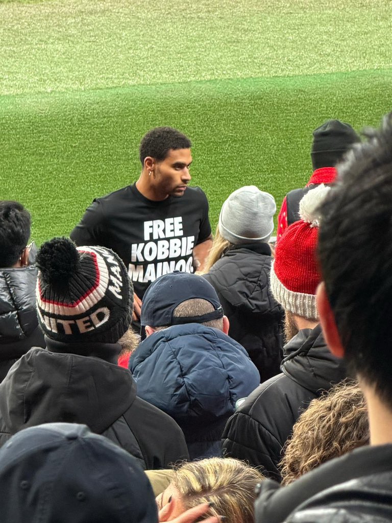 🚨 Kobbie Mainoo’s brother Jordan at Old Trafford tonight with a message on his shirt to Ruben Amorim:

"𝗙𝗥𝗘𝗘 𝗞𝗢𝗕𝗕𝗜𝗘 𝗠𝗔𝗜𝗡𝗢𝗢"

(📸 <a href="/AadamHaladh/">Aadam</a>)