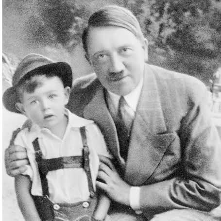 📸 Adolf Hitler com Ruben Amorim criança em Lisboa, 1934