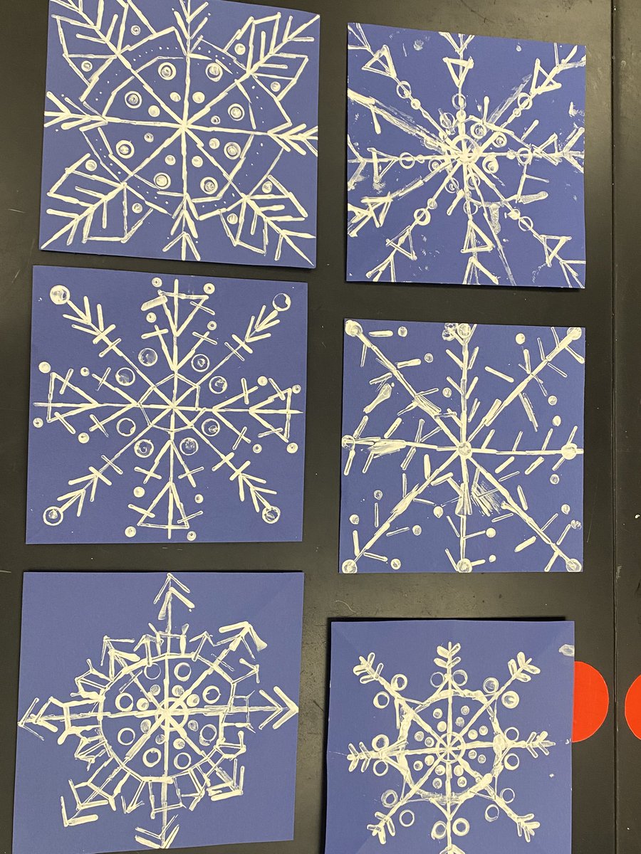 Let it snow ❄️ 
Printmaking/ Stamped snowflakes 😍