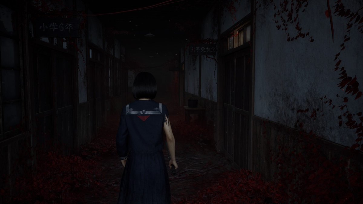 Estoy jugando al Silent Hill f y me fallaba algo... Me parecía más soso, menos terrorífico que el SH2. Me estaba empezando a aburrir... Hasta que he llegado a la parte del colegio y he apagado la luz.

Ahora estoy jugando con el vello de la nuca erizado.

Y me está encantando.