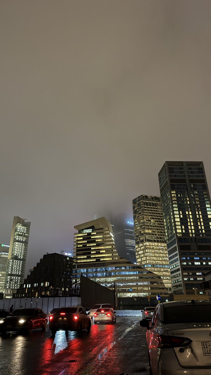 _d59's tweet image. المـطر يخلي الروح تنتفس والصدر يتسع
 الله يكثر أيامنا الممطرة ويزهر قلوبنا 🌧️♥️