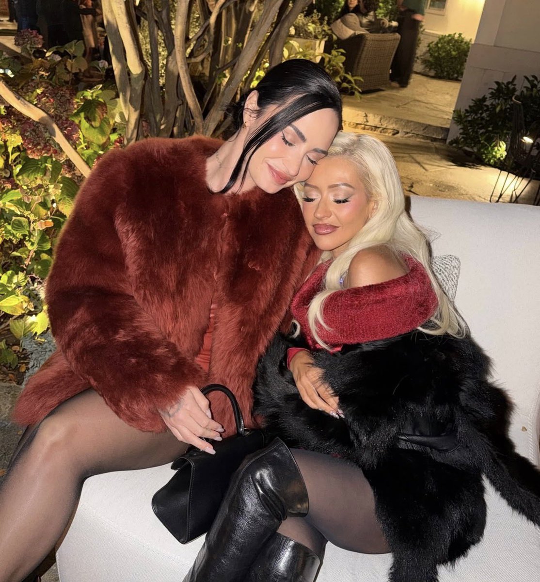 PopTingz's tweet image. Demi Lovato shares new cute photo with Christina Aguilera.