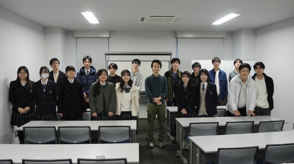 令和７年１２月９日　東京大学生産技術研究所を見学しました。川越先生の研究室では、情報学を教育学に活用する実践を見学・体験し、池内先生の研究室では小さな臓器「オルガノイド」を見せていただきました。
＃都立新宿高校