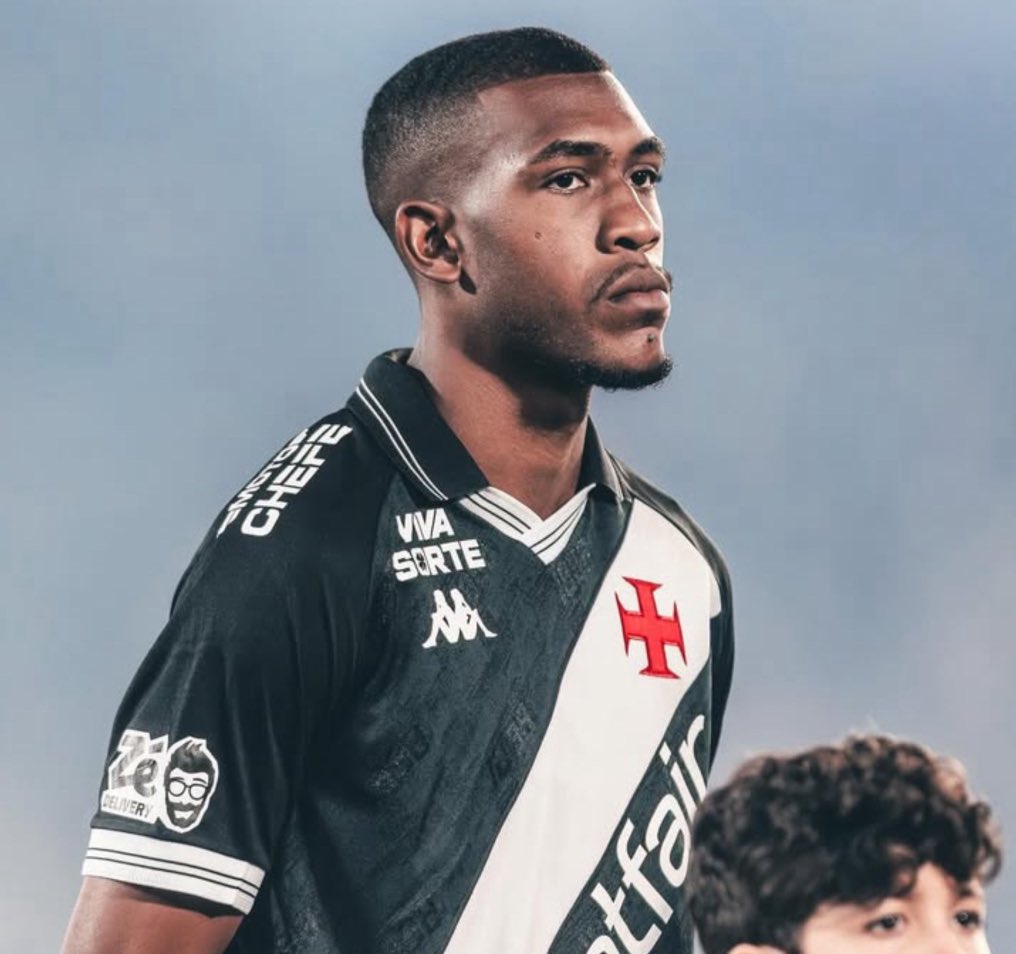 rodsilverio_'s tweet photo. Se o Vasco fosse uma pessoa, ele seria forte e destemido. 
Seria líder e perseverante, seria cria da Barreira, com personalidade para enfrentar todos que tentam desdenhar de sua grandeza. 

Teria seriedade, porém com o sorriso no rosto. Seria humilde, mas não abaixaria a cabeça para ninguém.

Se o Vasco fosse uma pessoa, ele seria preto. Se o Vasco fosse uma pessoa ele calaria a todos que são contra. 

Se o Vasco fosse uma pessoa, ele seria abençoado por Roberto, por Thalles e por toda sua torcida que acredita em suas raízes. 

Se o Vasco fosse uma pessoa, ele seria como Rayan Vitor.