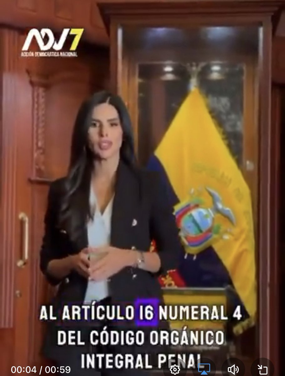 DrJulioCueva's tweet photo. Resulta enternecedor, si no fuera trágico, ver a asambleístas con títulos rimbombantes en abogacía y maestrías varias, creyendo que la imprescriptibilidad de delitos se logra con una simple reforma legal.

Al parecer, nadie les explicó que en un Estado constitucional la prescripción es garantía constitucional, y que eliminarla exige reforma a la Constitución, no ocurrencias legislativas de tercer nivel.

Este es el reflejo del analfabetismo constitucional que domina la Asamblea: no pegan una en técnica legislativa, pero legislan como si supieran.

Mucho cartón en la pared, cero Constitución en la cabeza. Así se improvisa el derecho penal y se degrada la seguridad jurídica en Ecuador. 🫠🫠🫠