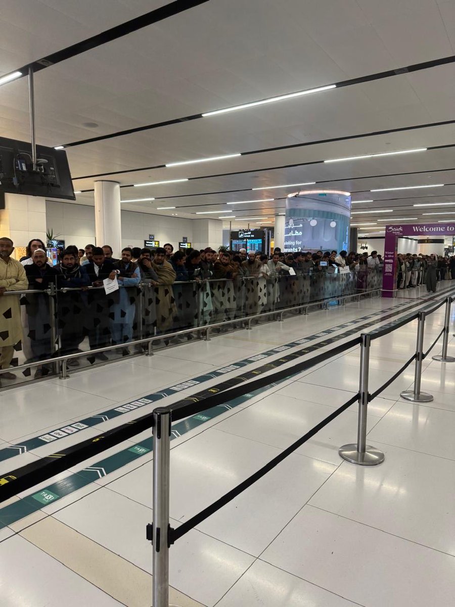 Alhumedhi's tweet image. كنت مساء هذا اليوم في استقبال احد الأصدقاء البريطانيين وزوجته قادمين من لندن في مطار الملك خالد الدولي بالرياض، وبعد وصوله أحرجني بسؤال عما إذا كان في المطار الصحيح نظراً لتواجد أعداد كبيرة جداً من العمال الباكستانين والأفغان مصطفين فوق بعض لعشرات الأمتار يستقبلون أصدقائهم و…