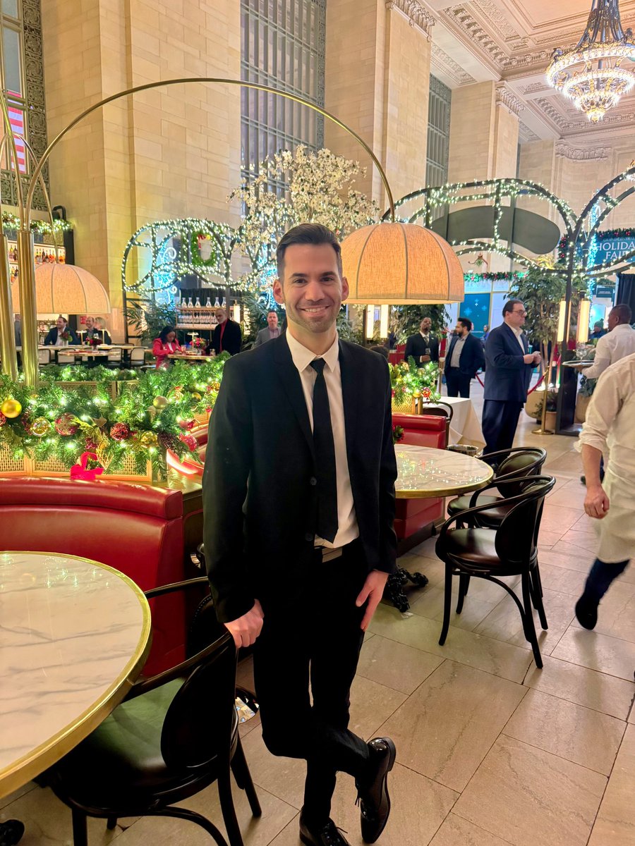 MichaelMasiello's tweet photo. Black tie energy at Grand Central. https://t.co/JmbH8XUQsz