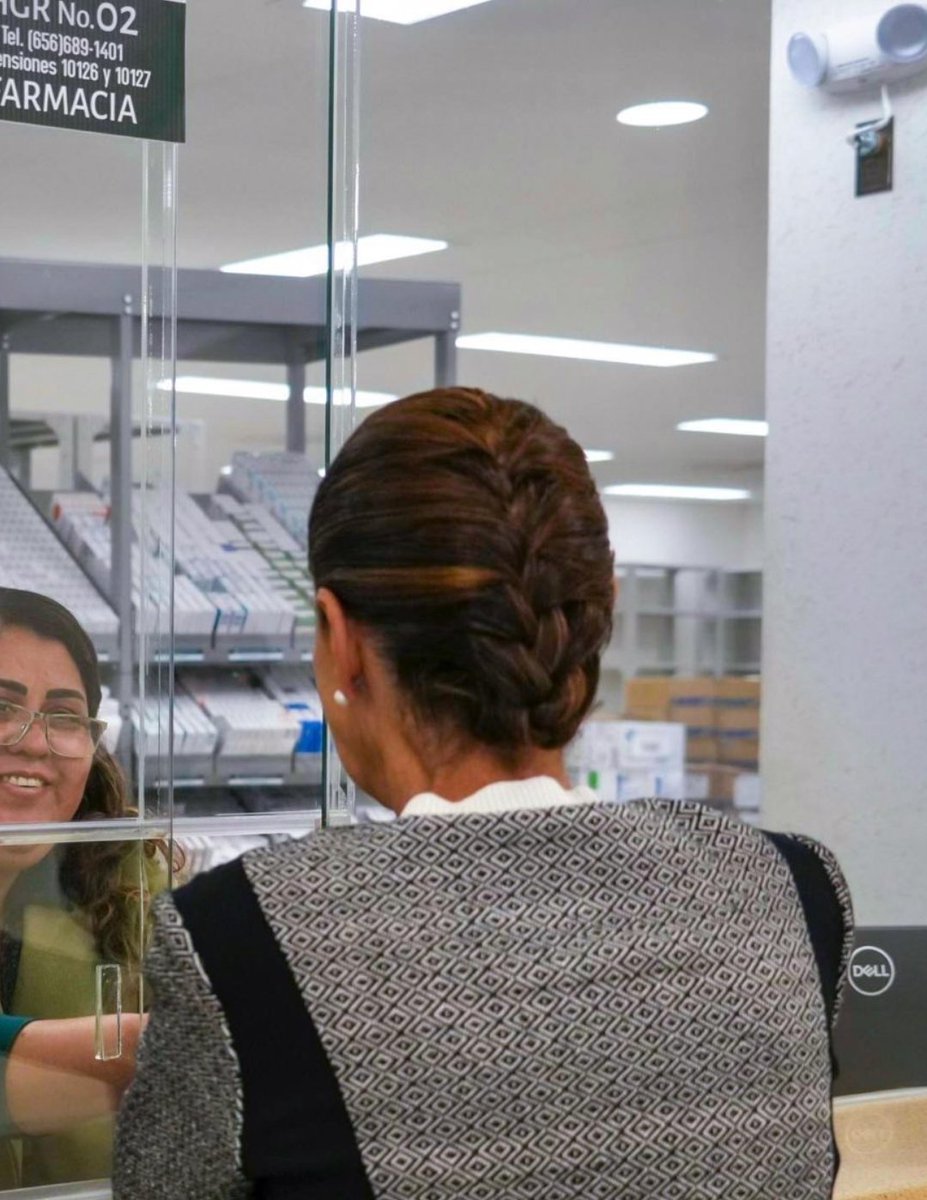 La presidenta Claudia Sheinbaum presumió que llegó de "sopresa" a una farmacia del IMSS y que todo estaba lleno. 

A los tontos se les olvidó rellenar los anaqueles de atrás 🤣🤣🤣

Los Montajes del bienestar.