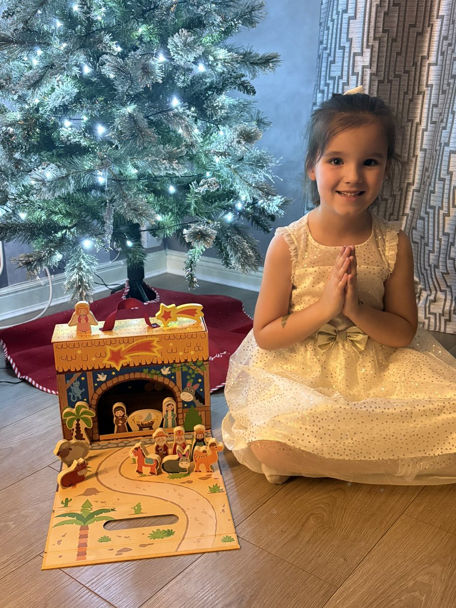 loran1994's tweet photo. @StIgnatiusPS1 E loved having the traveling crib tonight. She especially loved showing her little brother it! https://t.co/MRJRxNJmv1