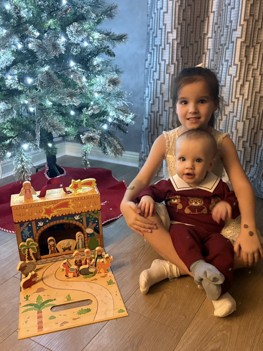 loran1994's tweet photo. @StIgnatiusPS1 E loved having the traveling crib tonight. She especially loved showing her little brother it! https://t.co/MRJRxNJmv1