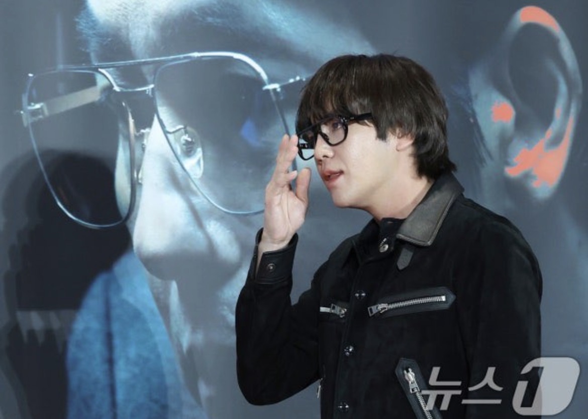 07Churasan's tweet image. この眼鏡、マネしたんかな‼️
なんでこの型のにしたんかなと思ってた。
最近80年代とか言ってたからかと思ってたけど…
#チャン•グンソク
#JangKeunSuk
#장근석

장근석 '메이드 인 코리아' 보러 왔어요 (출처 : 네이버 연예) naver.me/FqZhXivP