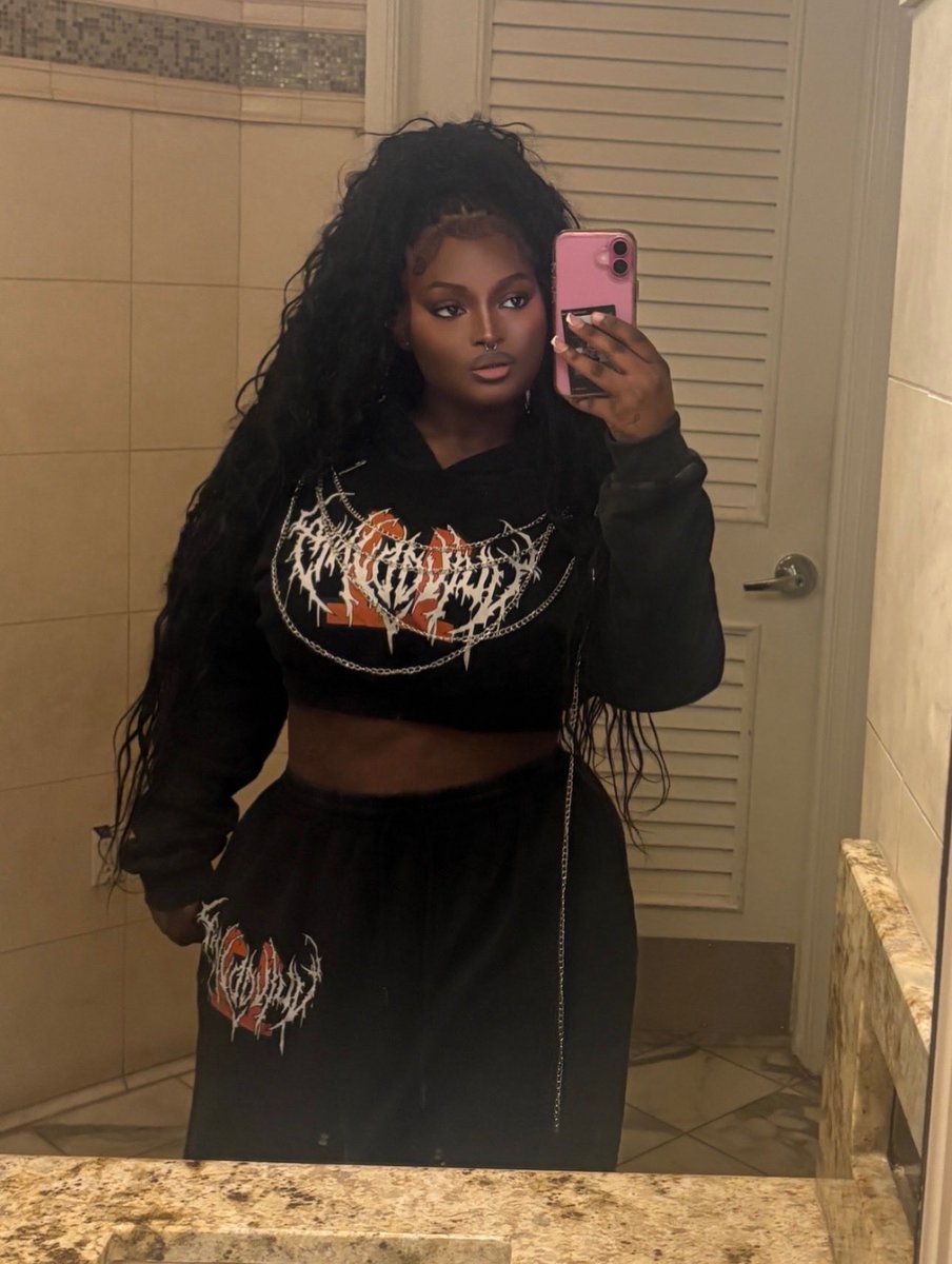 ssamaraaC's tweet photo. hey yall, i don’t be on here like that but here 🖤 https://t.co/vpyV2UTcFf