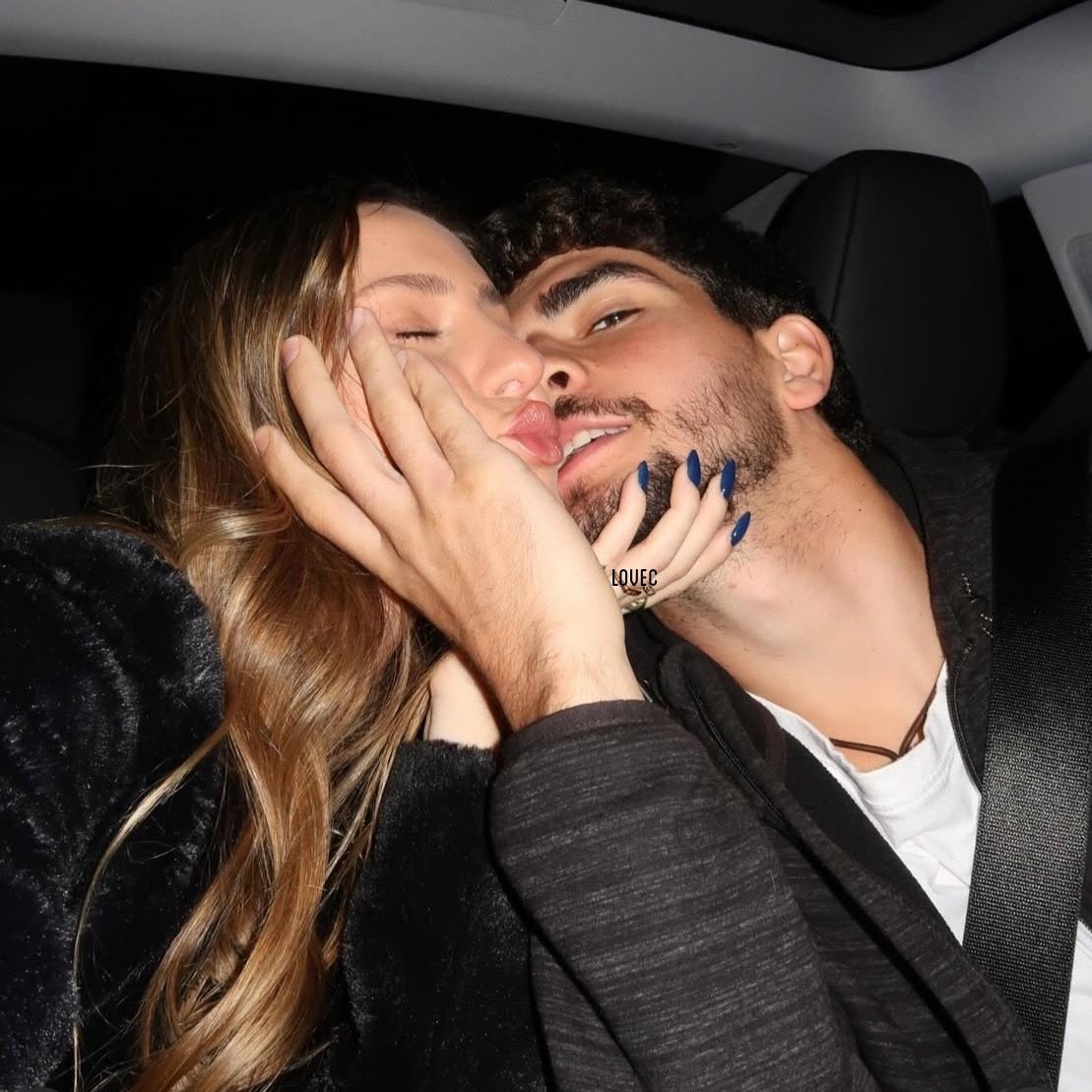 trvxh1's tweet image. "eu te amo, eu qr passar o resto da minha vida com vc. 
vc é o amor da mha vida, eu n posso te deixar, vc é como uma brisa de ar fresco, é como se eu estivesse me afogando e vc me salvasse"
eu amo nós dois, amo nossa amizade, amo nossa cumplicidade. eu senti tanto sua falta!