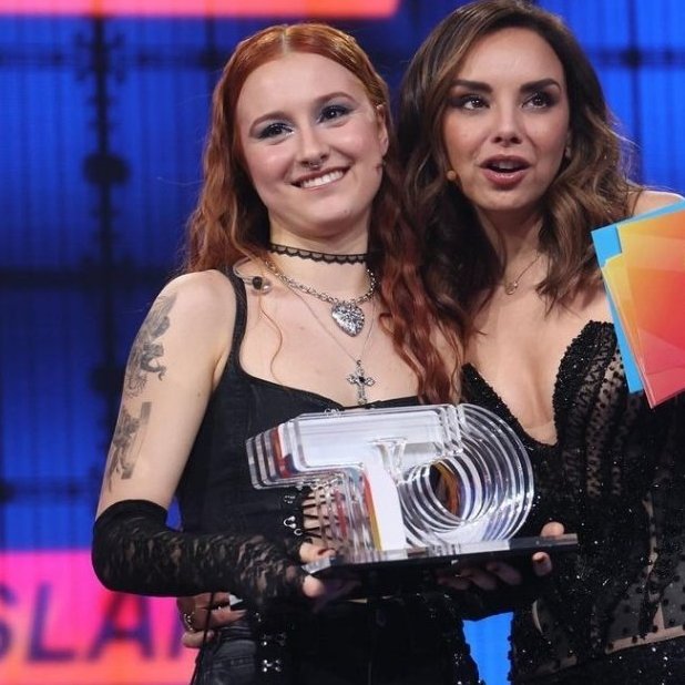 giratvtto's tweet photo. el downgrade del trofeo no pueden ser más cutres pls #OTGalaFinal https://t.co/6YNJz447vq