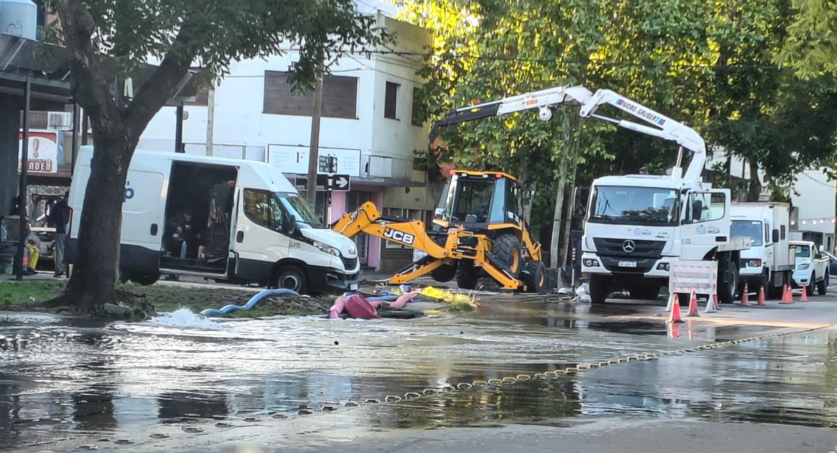 Ahora estamos trabajando en la reparación de una cañería de impulsión de la red de agua en avenida Libertad 4700.
Recomendamos a los vecinos del sector cuidar las reservas de los tanques domiciliarios. 
Consultas: 0810-666-2424 -WhatsApp 2236948900.