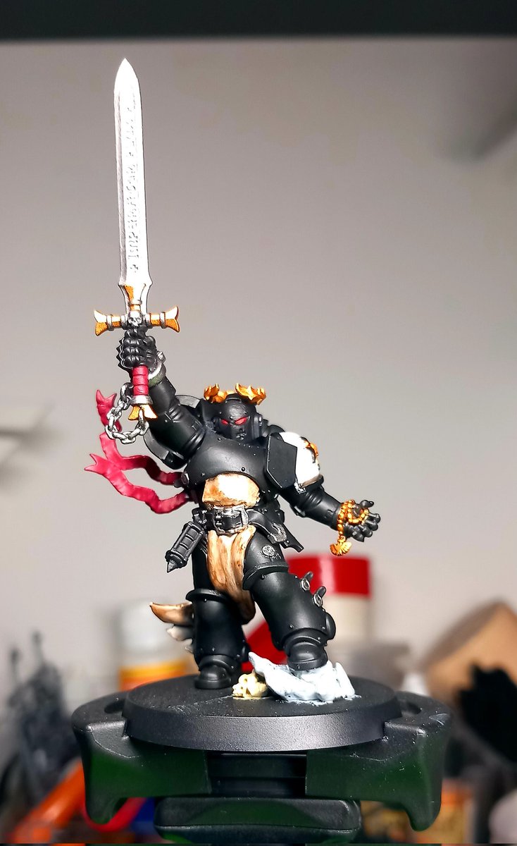 Managed to focus for a bit and make some progress with this fella.
I love doing them, but it hurts my eyes so much after a while.