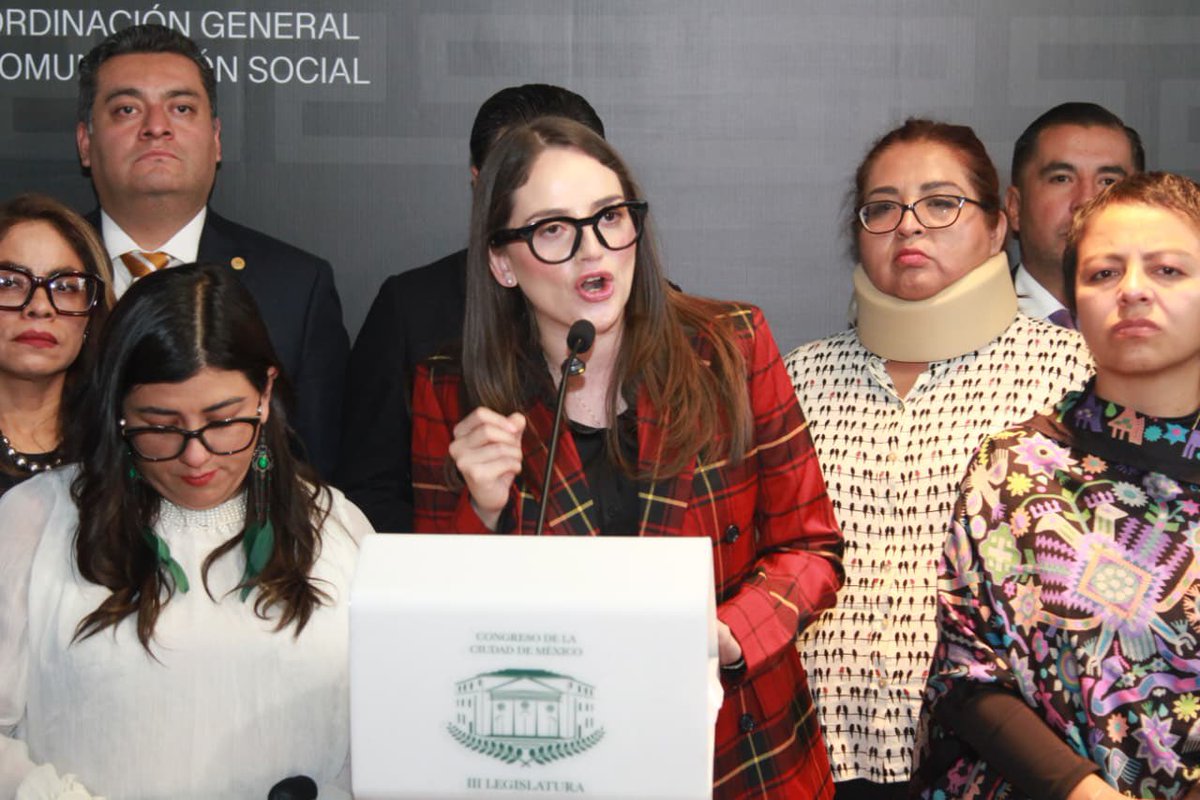TaniaLariosMX's tweet photo. Hoy alzamos la voz y tomamos la tribuna del Congreso de la CDMX en una protesta legítima y necesaria para evitar que Morena destruya al INFO CDMX, equivalente al INAI a nivel nacional.

¡No vamos a permitir que apaguen los órganos de transparencia solo porque les estorban para seguir robando en la oscuridad!

Defender el derecho de la gente a saber la verdad es nuestra obligación.

Frente al autoritarismo, respondemos con valentía. Frente a la imposición, respondemos con dignidad. ¡Con todo, menos con miedo!

Hoy están persiguiéndonos, amenazando y mintiendo. 

Vean la transmisión de la sesión es claro que qué ocurrió hoy en el congreso y que los protagonistas de la represión y la violencia es Morena.