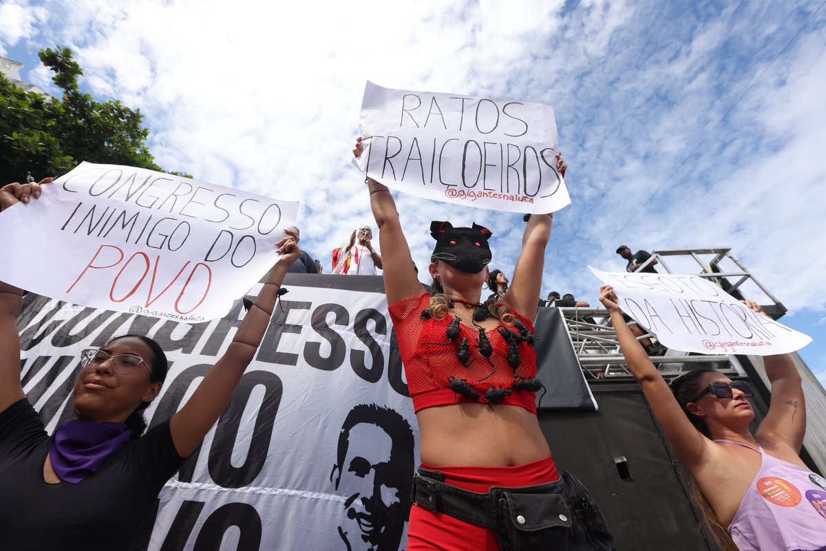 BobKarpDR's tweet image. Thousands of protesters filled Copacabana during Brazil’s nationwide ‘No Amnesty’ demonstrations, calling for full accountability for those involved in the January 8 attacks on the country’s democratic institutions. #AtoMusical #SemAnistia, #14DeDezembro #Copacabana
#ProtestosRJ