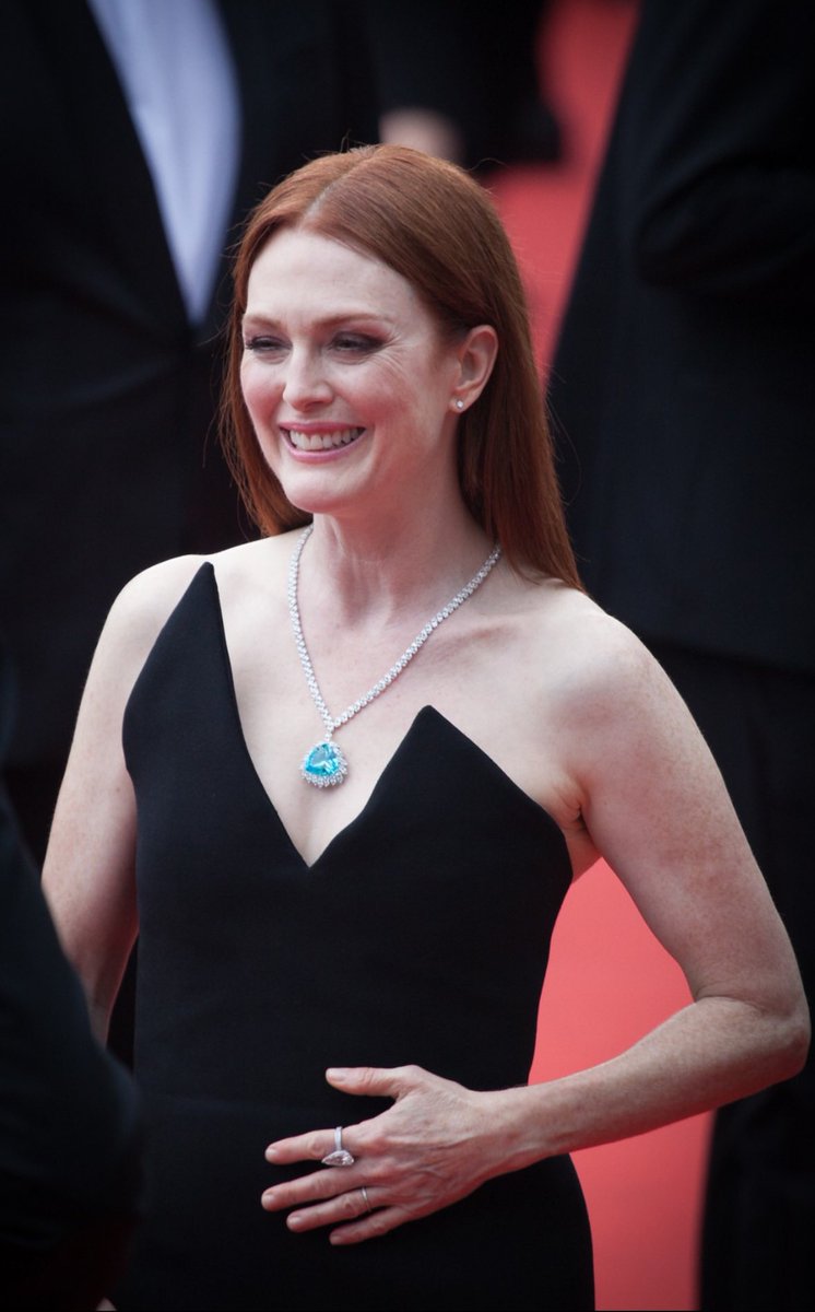 daily julianne moore tweet media