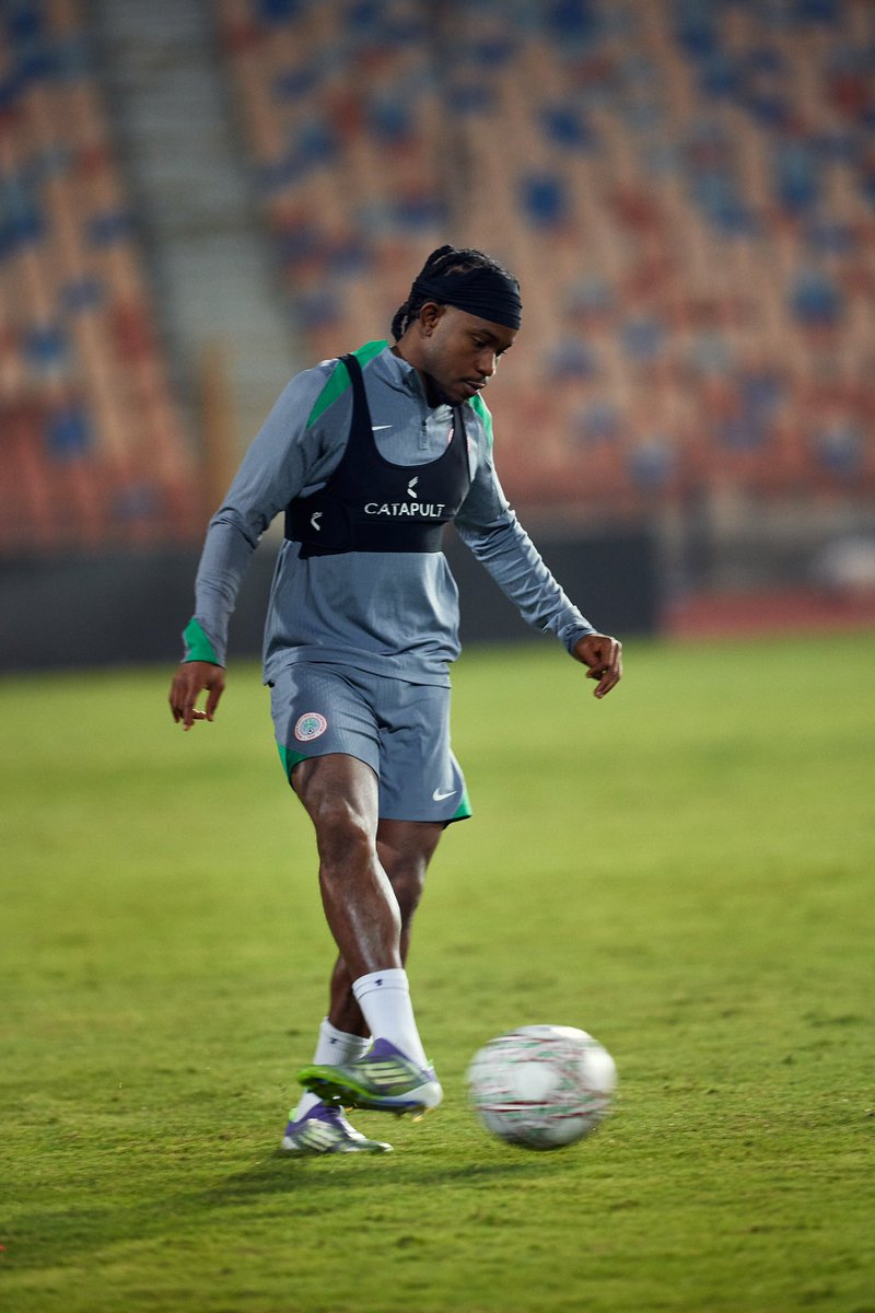 NGSuperEagles's tweet photo. Under the floodlights #Naija4TheWin #LetsDoItAgain https://t.co/Df13j548Zd
