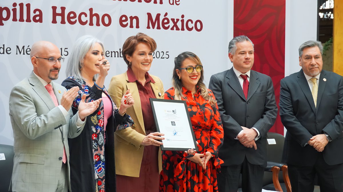 notariadomex's tweet photo. El presidente del @notariadomex, Not. Ricardo Vargas Navarro, y la presidenta de la comisión de enlace institucional del #CNNM, Not. Ana Lilia Porras, asistieron a la ceremonia de primer día de emisión del timbre postal #HechoEnMéxico, encabezada por la directora de @CorreosdeMexico, Mtra. Violeta Abreu, y en la que participaron la Mtra. @andreasolanor, titular de la Unidad de Normatividad, Competitividad y Competencia de la @SE_mx; Dr. Octavio de la Torre, presidente de @CONCANACO; Lic. Bárbara Botello, directora general del Plan de Marca Nacional "Hecho en México"; Dr. Santiago Nieto, Director general de @IMPI_Mexico; y Mtro. Manuel Fermín Acevedo González, secretario general del Sindicato Nacional de Trabajadores del Servicio Postal Mexicano.

#NotariadoMexicano #HechoEnMéxico