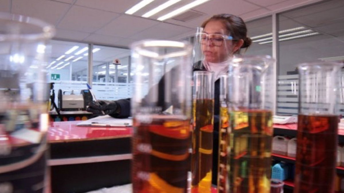 expomeih's tweet photo. #Energia 💡 | Laboratorio de CFE destaca avances en 2025, redujo más de 105 mil toneladas de CO2

Expo MEiH News Informa:

El Laboratorio de Pruebas de Equipos y Materiales (LAPEM) de la Comisión Federal de Electricidad (@CFEmx ), unidad de servicios y de apoyo para la generación, transmisión y distribución de energía eléctrica, informó que en lo que va de 2025, se han probado 25 mil 405 equipos y en el mismo periodo se evaluaron 3 mil 181 equipos hidráulicos en uso y 698 nuevos.

En un comunicado, agregó que cuenta con certificaciones ante la Entidad Mexicana de Acreditación A.C. (EMA) y personal certificado a nivel nacional e internacional, y logró reducir 105,980 toneladas de CO2 que se habrían emitido a la atmósfera: más eficiencia energética, y una combustión más eficiente, ahorran energía y contaminan menos.
#expomeih #expomeih2026 #expomeihnews #cfe #electricidad #Noticias
