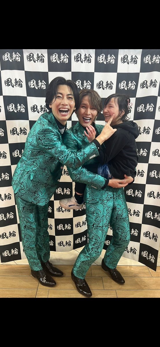 『生まれても必ず障害は残ります』
722gで生まれたあの日から12年。
ｼﾝｸﾞﾙになって11年。
なんとかなる！そんな考えは
甘かった...
沢山の方に助けられてきた12年
どんな時も夢は捨てずにと
名付けた『夢梛』
今年の誕生日🎁12/14❤️は
夢の為に
一生懸命な推しと一緒に💙
❤️幸せそう❤️
#風輪